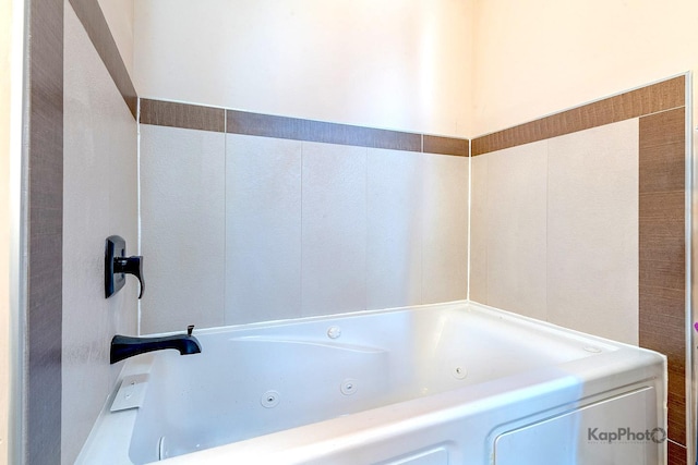 4520 S King Dr Unit 4B, Chicago, IL 60653 - full bathroom with a jetted tub