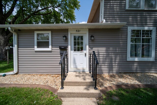 521 Armeida St, Dixon, IL 61021 - entrance to property