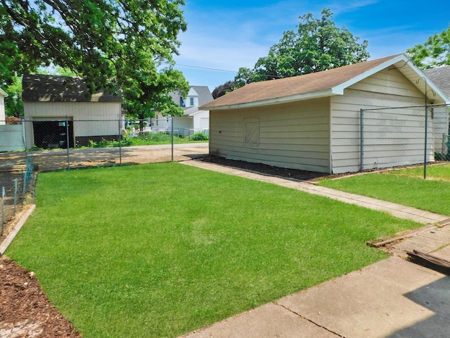 829 Blackhawk Blvd, South Beloit, IL 61080 - view of yard featuring an outbuilding