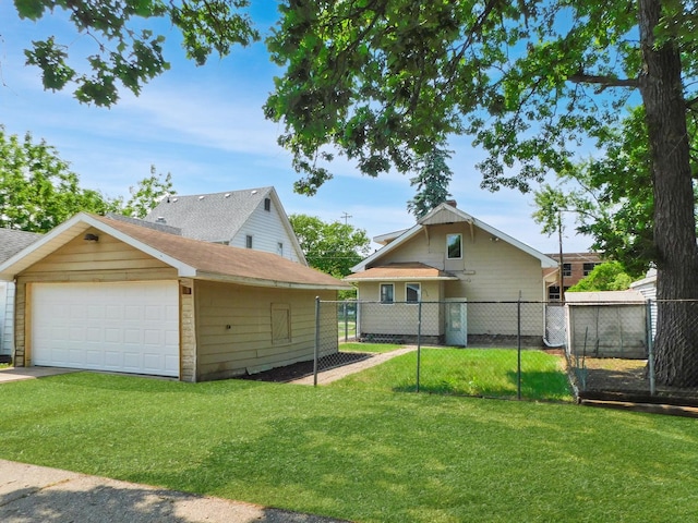 829 Blackhawk Blvd, South Beloit, IL 61080 - view of yard featuring a garage and an outbuilding