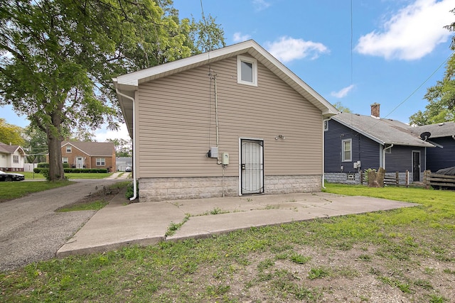 487 S Lincoln Ave, Kankakee, IL 60901 - rear view of property with a lawn and a patio