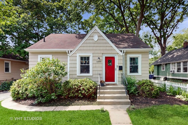 1044 Chestnut St, Deerfield, IL 60015 - bungalow-style home featuring a shingled roof