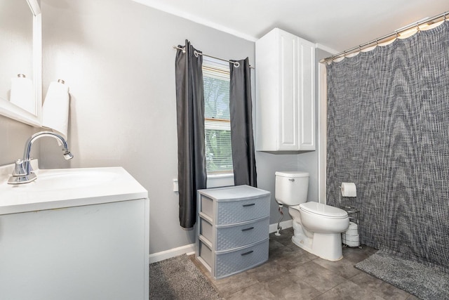 614 Oak Ave, Aurora, IL 60506 - full bath featuring toilet, vanity, and baseboards