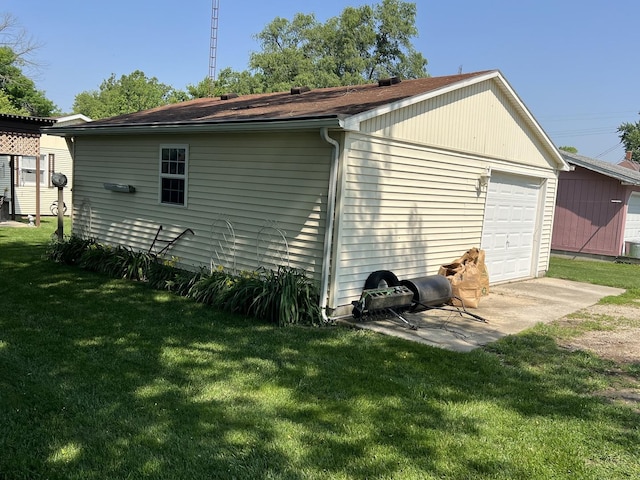 806 N Elizabeth St, Clinton, IL 61727 - view of side of property featuring a garage and a yard