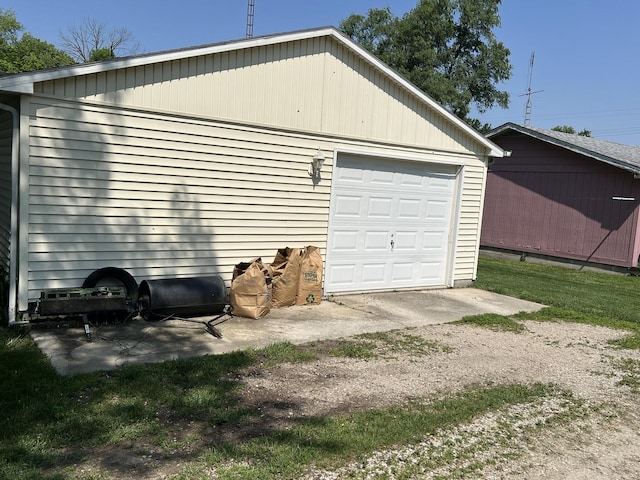806 N Elizabeth St, Clinton, IL 61727 - detached garage with driveway