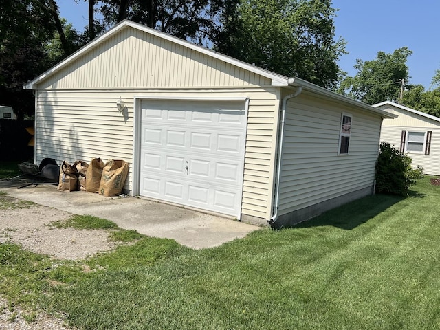 806 N Elizabeth St, Clinton, IL 61727 - view of detached garage