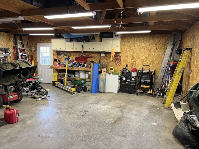 806 N Elizabeth St, Clinton, IL 61727 - garage with a workshop area