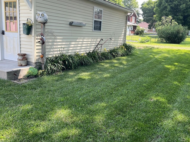 806 N Elizabeth St, Clinton, IL 61727 - view of property exterior with a yard