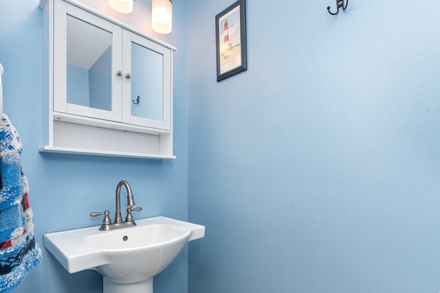 2715 Lahinch Dr, Aurora, IL 60503 - bathroom featuring a sink