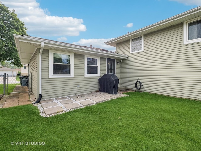 2136 N Westmoreland Dr, Palatine, IL 60074 - back of house with a patio