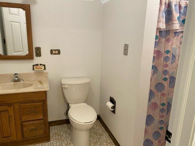 473 S Edgewood Ave, Wood Dale, IL 60191 - bathroom with vanity, toilet, baseboards, and curtained shower