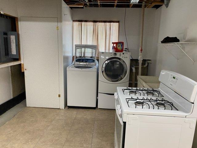 473 S Edgewood Ave, Wood Dale, IL 60191 - laundry room featuring washing machine and dryer and light tile patterned floors