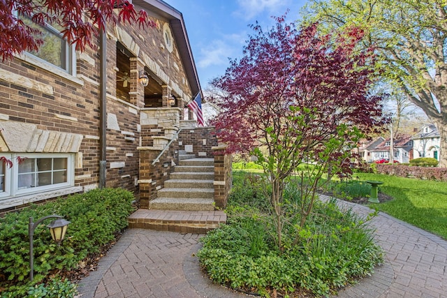 1424 Glencoe Ave, Highland Park, IL 60035 - entrance to property with a yard