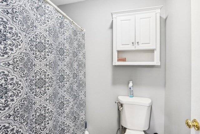 4801 Bordeaux Dr, Lake In The Hills, IL 60156 - bathroom featuring toilet and curtained shower