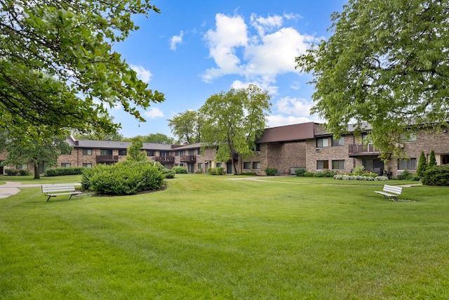 2642 N Windsor Dr Unit 102, Arlington Heights, IL 60004 - view of property's community featuring a lawn