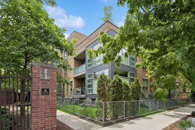 1307 W Wrightwood Ave Unit 201, Chicago, IL 60614 - view of property featuring a fenced front yard