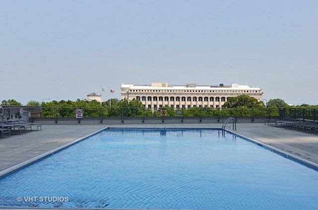 1235 S Prairie Ave Unit 3605, Chicago, IL 60605 - community pool with a patio