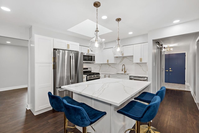 7729 W 157th Pl, Orland Park, IL 60462 - kitchen featuring stainless steel appliances, a sink, recessed lighting, a kitchen island, and a breakfast bar area