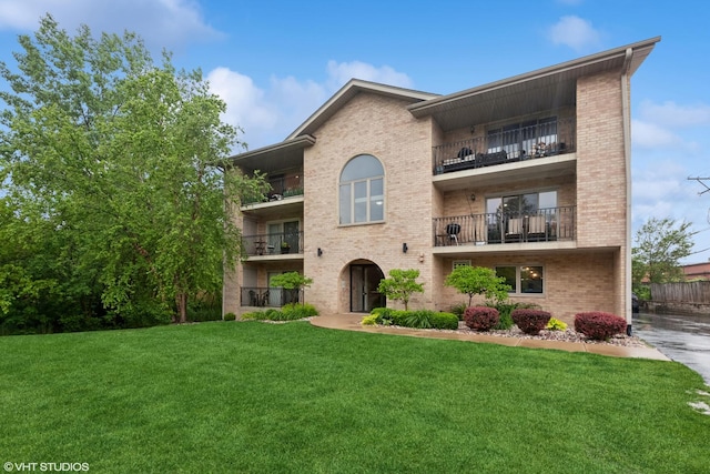 4400 Pershing Ave Unit 3S, Downers Grove, IL 60515 - view of front facade featuring brick siding, a balcony, and a front lawn
