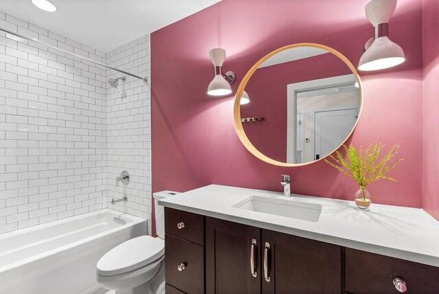 2530 W Morse Ave, Chicago, IL 60645 - full bath featuring vanity and shower / bath combination