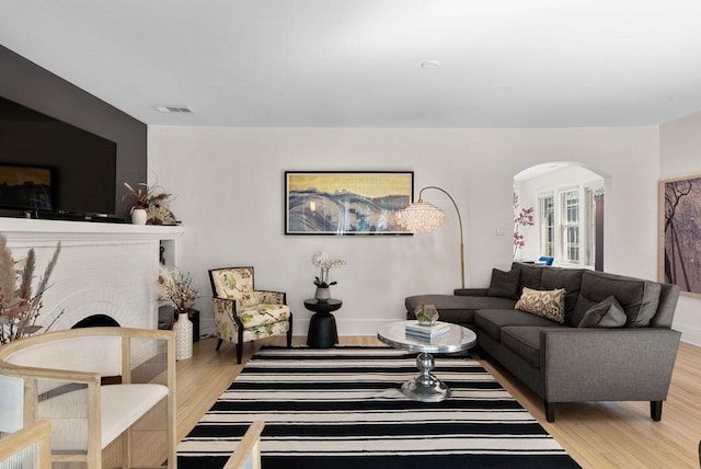 2530 W Morse Ave, Chicago, IL 60645 - living area featuring light wood-type flooring and arched walkways