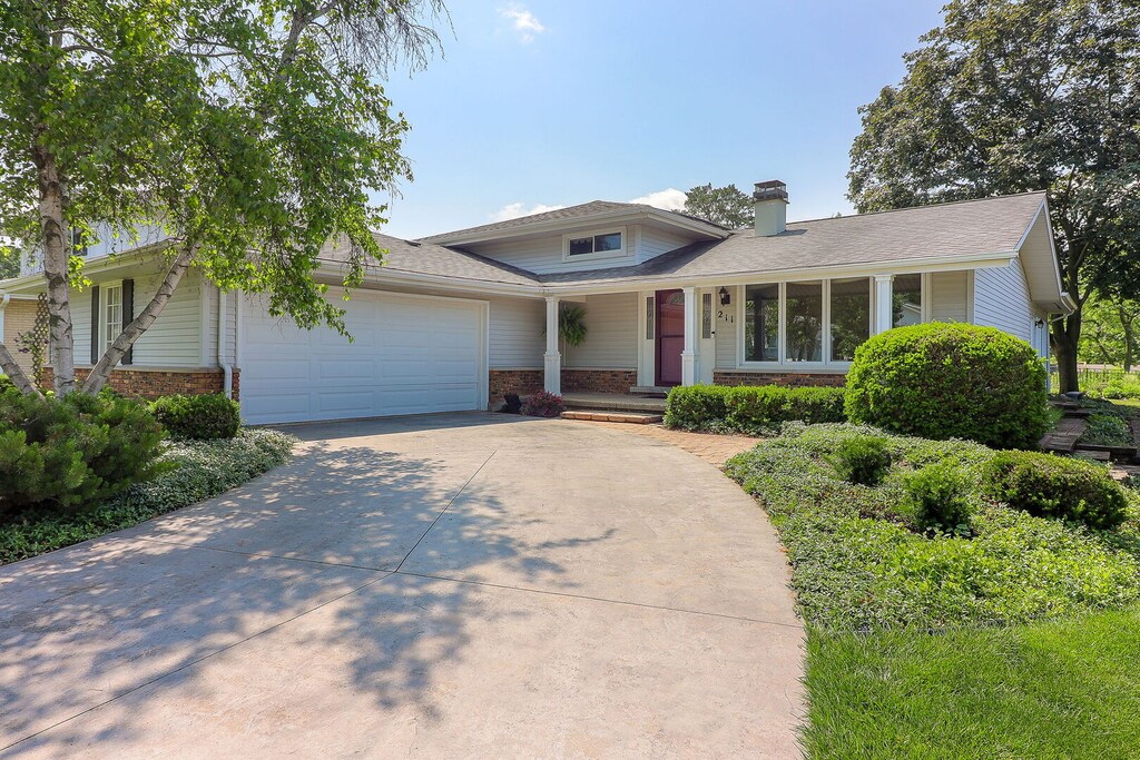 211 James Dr, Westmont, IL 60559 - photo 1