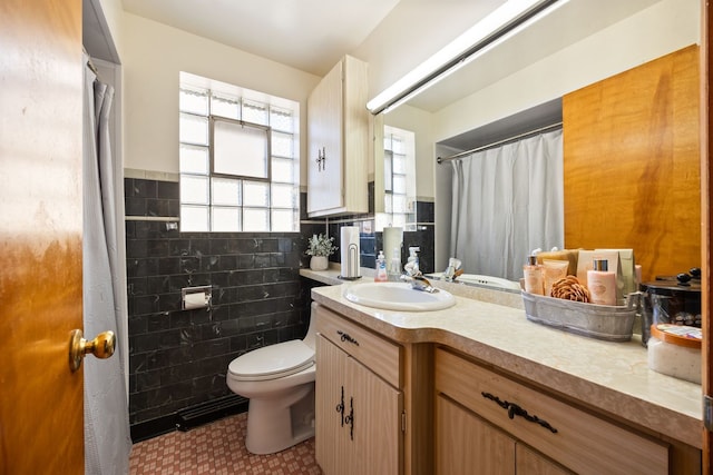 1546 N Lee Blvd, Berkeley, IL 60163 - full bathroom featuring toilet, vanity, curtained shower, and tile patterned floors