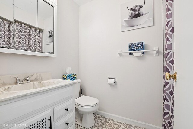 14747 Kenton Ave Unit 3B, Midlothian, IL 60445 - bathroom featuring vanity, toilet, baseboards, and a shower with curtain