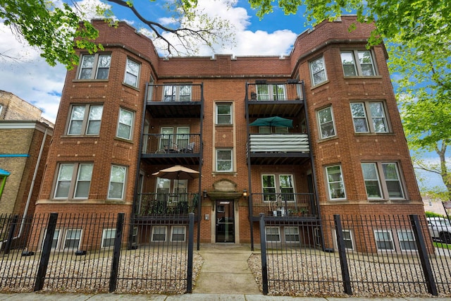 6254 N Richmond St Unit 1, Chicago, IL 60659 - view of building exterior with a fenced front yard