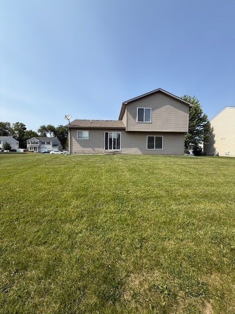 916 Bluegrass Ln, Plano, IL 60545 - rear view of house featuring a lawn