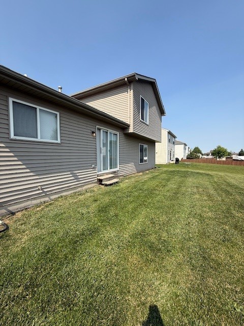 916 Bluegrass Ln, Plano, IL 60545 - back of property with a yard