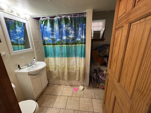 5016 S Prairie Ave Unit 1, Chicago, IL 60615 - bathroom featuring vanity, tile patterned flooring, toilet, and a shower with curtain