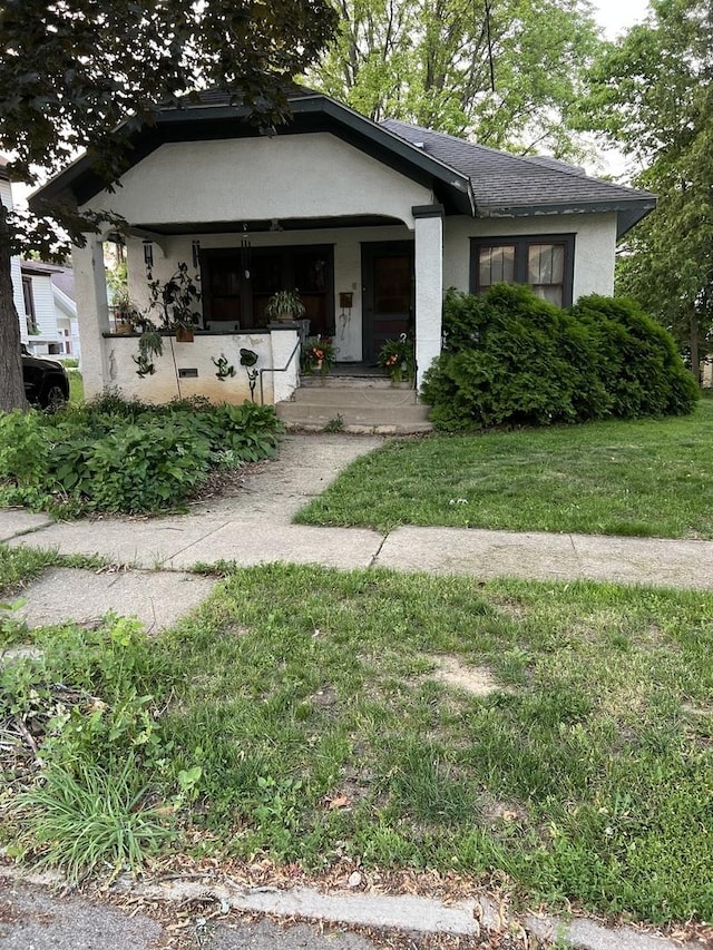316 E Jefferson St, Freeport, IL 61032 - bungalow-style house featuring stucco siding, a front yard, and a porch