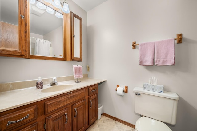 10 Primrose Ln, Sycamore, IL 60178 - full bathroom with toilet, vanity, baseboards, and curtained shower
