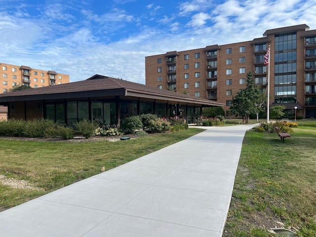 1717 W Crystal Ln Unit 310, Mount Prospect, IL 60056 - view of community featuring a yard