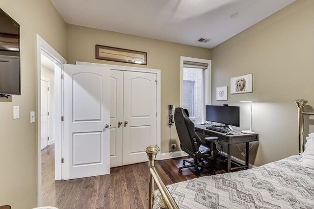 2120 W Rice St Unit 3, Chicago, IL 60622 - sitting room with dark wood-style flooring and baseboards