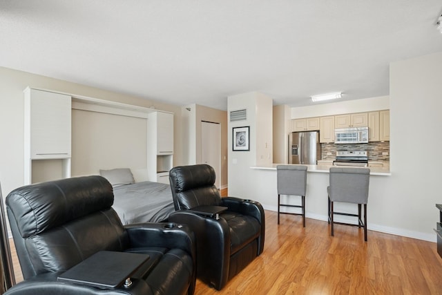 512 N Mcclurg Ct Unit 1009, Chicago, IL 60611 - living area with light wood-type flooring