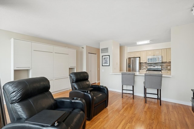 512 N Mcclurg Ct Unit 1009, Chicago, IL 60611 - living room with light wood-style flooring and baseboards