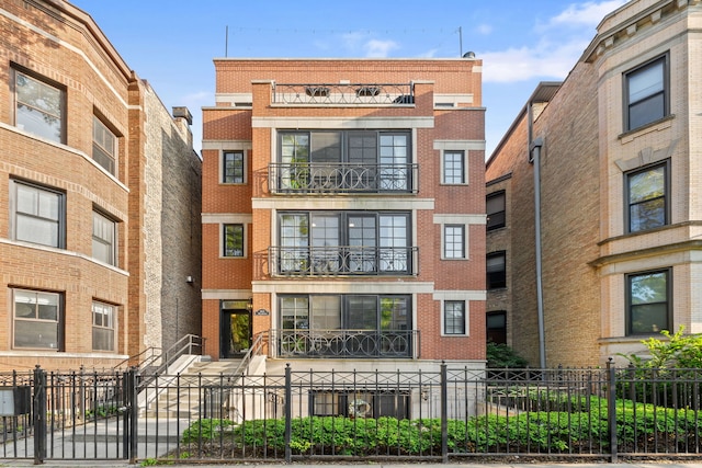 663 W Wellington Ave Unit 1, Chicago, IL 60657 - view of building exterior featuring a fenced front yard