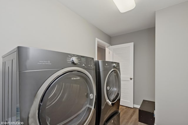 2621 Hastings Ct, Gurnee, IL 60031 - laundry area with washing machine and dryer, wood finished floors, and baseboards