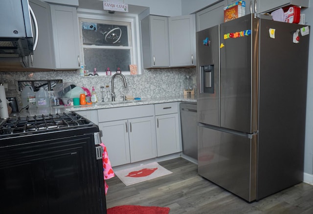 480 E 163rd St, South Holland, IL 60473 - kitchen with stainless steel appliances, a sink, tasteful backsplash, and light wood-style flooring