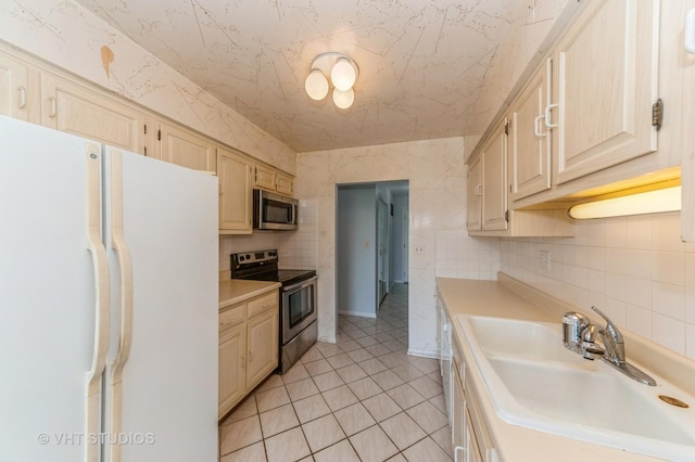 9500 N Washington St Unit 510, Niles, IL 60714 - kitchen with appliances with stainless steel finishes, a sink, light countertops, and backsplash