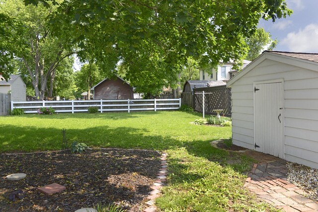 610 E Main St, Ottawa, IL 61350 - view of yard