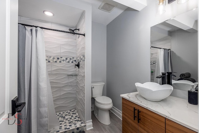 2531 E 1669th Rd, Ottawa, IL 61350 - bathroom featuring vanity, toilet, a tile shower, recessed lighting, and baseboards