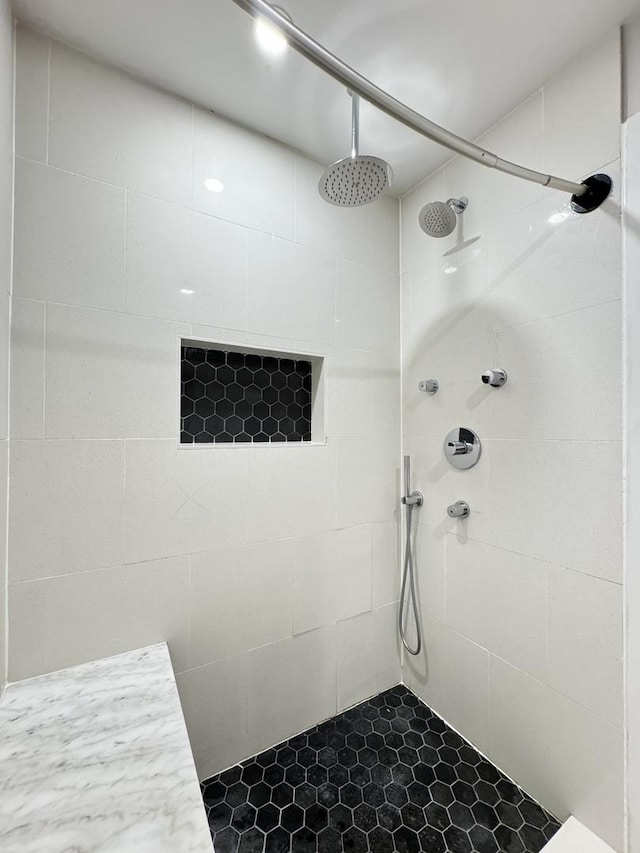 1021 Boxwood Ct Unit C1, Wheeling, IL 60090 - bathroom featuring a tile shower and pet washing station