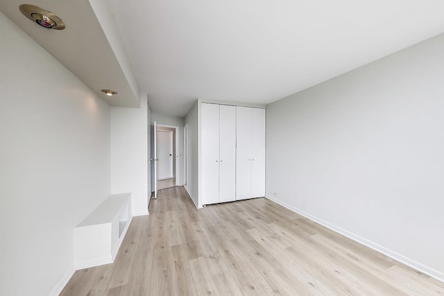 5415 N Sheridan Rd Unit 4511, Chicago, IL 60640 - unfurnished bedroom featuring light wood-style flooring, baseboards, and a closet