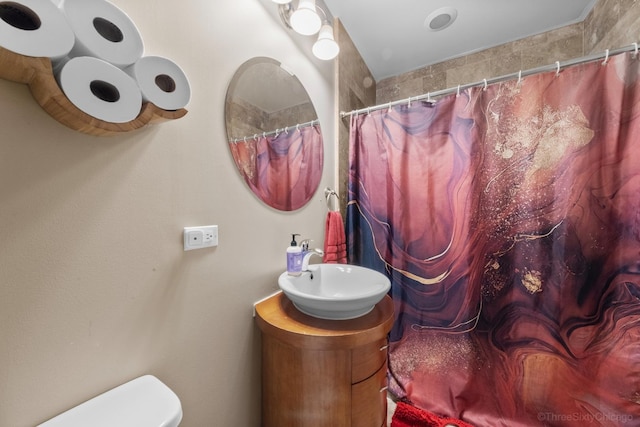 2545 S Dearborn St Unit 405, Chicago, IL 60616 - bathroom with vanity and curtained shower