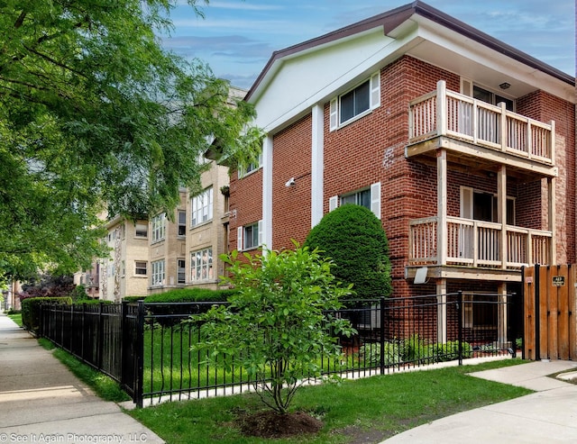 417 S Kenilworth Ave Unit 7, Oak Park, IL 60302 - view of property with a fenced front yard