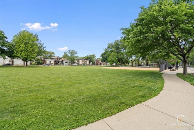 1176 S Maple Ave, Oak Park, IL 60304 - view of property's community with a yard
