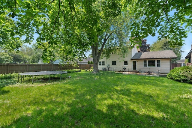 391 Northgate Rd, Lindenhurst, IL 60046 - view of yard featuring a trampoline
